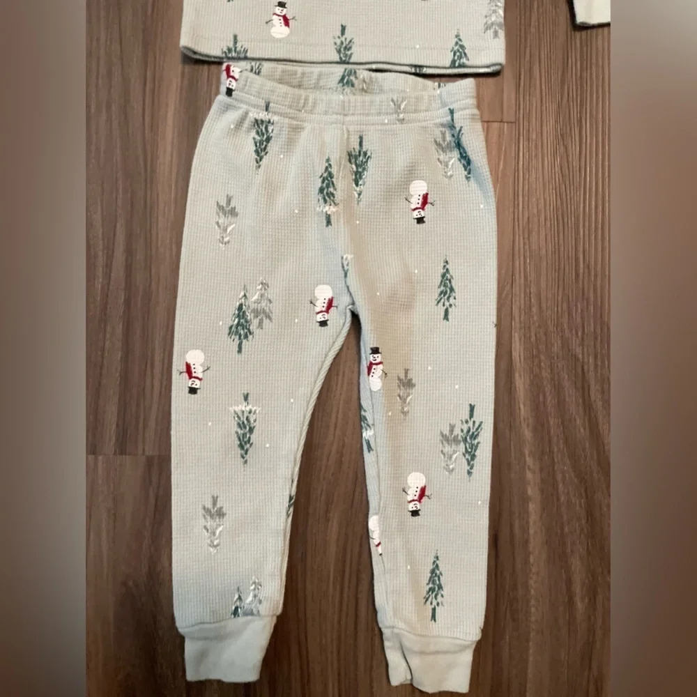 Carter's Cream and Green Pajama Set with Woodland snowman’s Print size 12 months